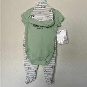 NWT Duck Duck Goose Green and White Baby Three Piece Set sz 3-6 Months